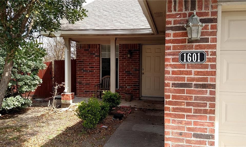 2nd image of 1601 Southwestern Trl