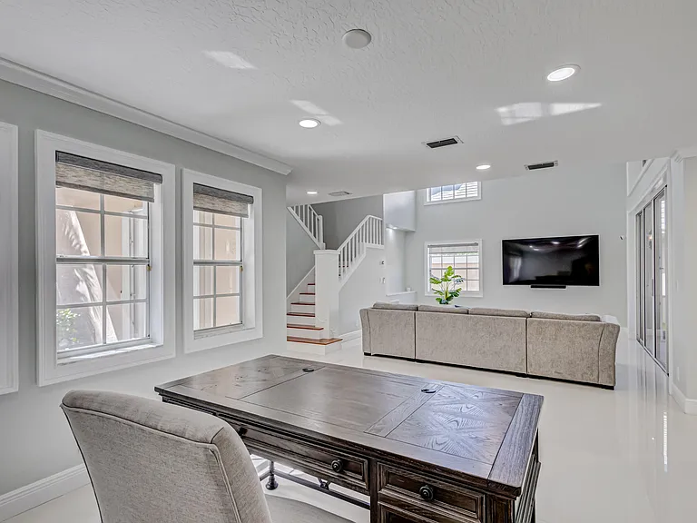 17 Selby Ln — Photo 18