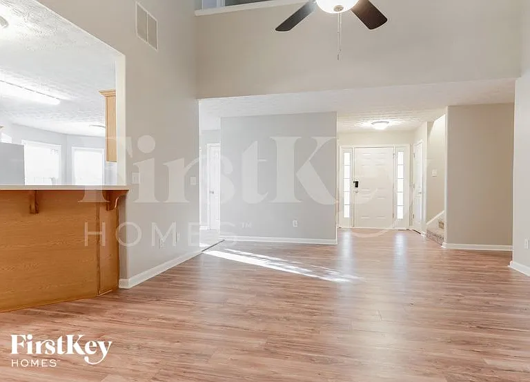 940 Willow Hollow Dr — Photo 3