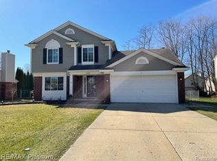 6869 Chesterfield Dr, Waterford, MI 48327