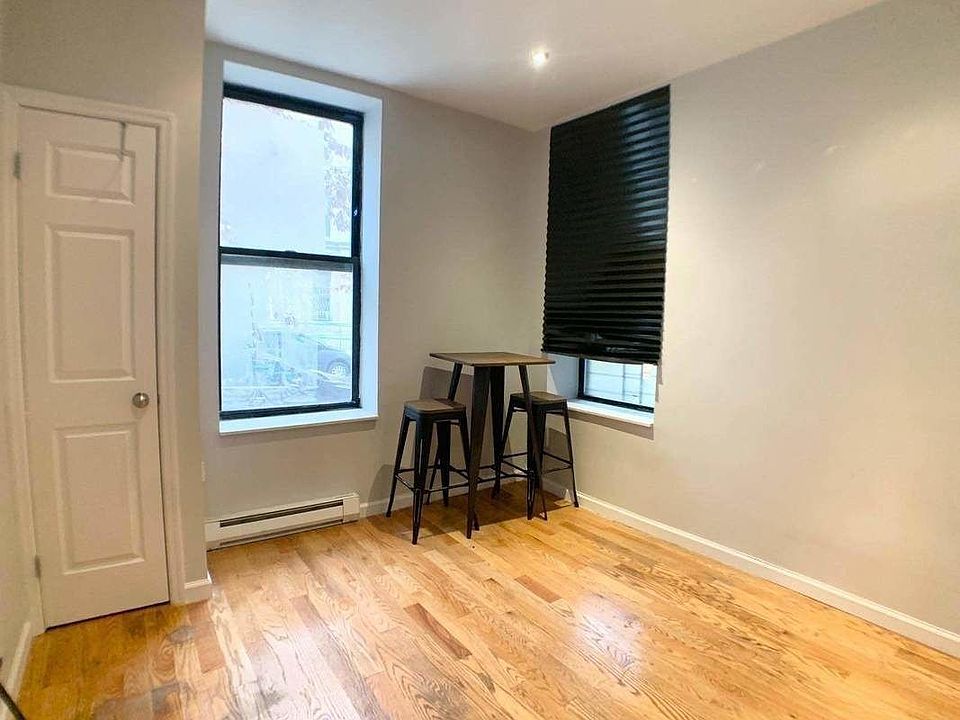 1st image of 320 Manhattan Ave APT 4