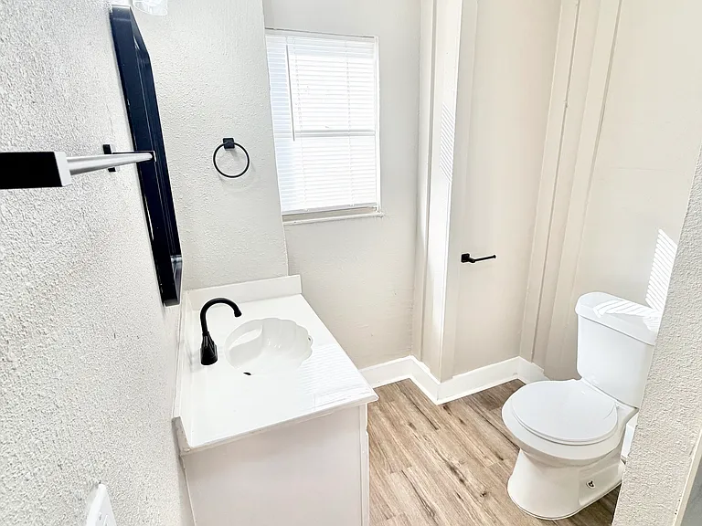 1327 Bailey Ave — Photo 14