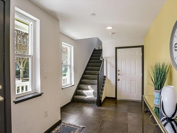 4th image of 1915 Cambridge Dr