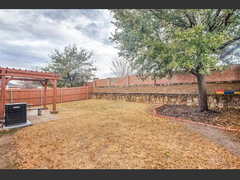 9554 Rosedale Dr — Photo 14