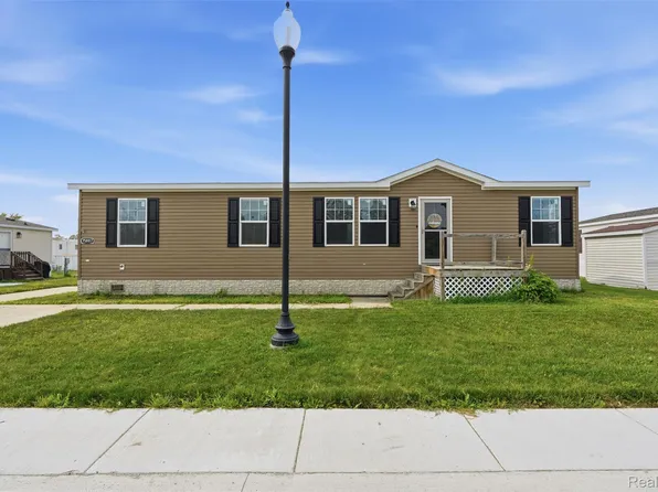 15887 Charlemagne Ave W, Clinton Township, MI 48038