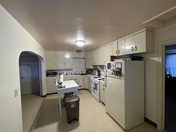 3rd image of 115 E 15th St