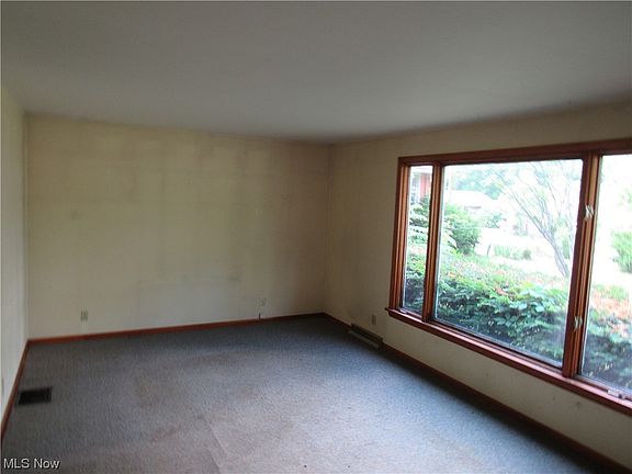 4th image of 560 Longcoy Ave