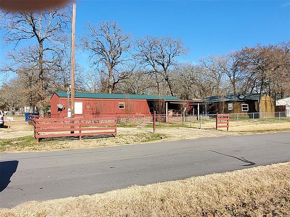 3rd image of 922 Queens Dr