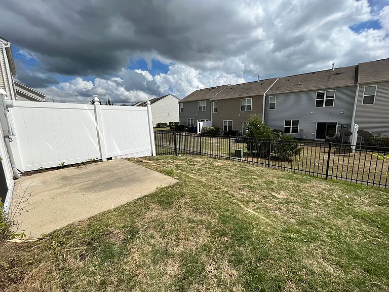 8206 Yaxley Hall Dr — Photo 25