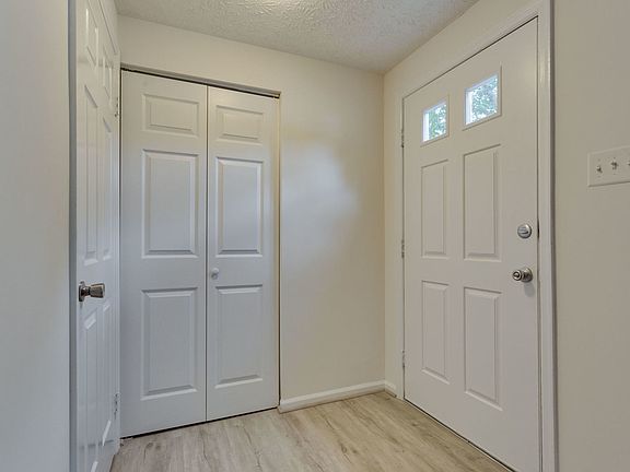 Entry Level Foyer