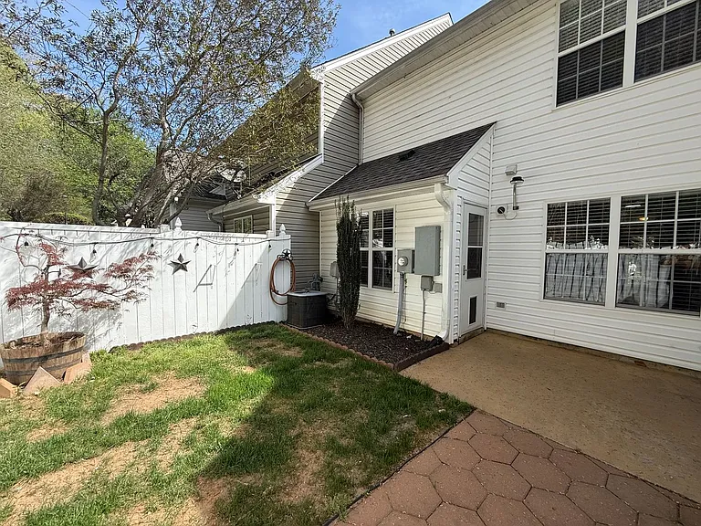 917 Creek Crossing Trl — Photo 26