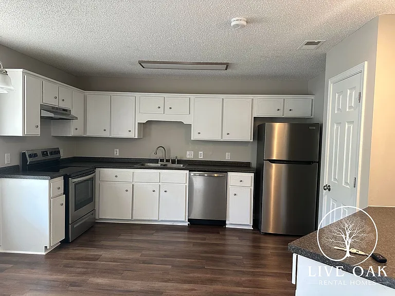 2323 Rowe St — Photo 5
