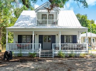 907 E 2nd St, Pass Christian, MS 39571