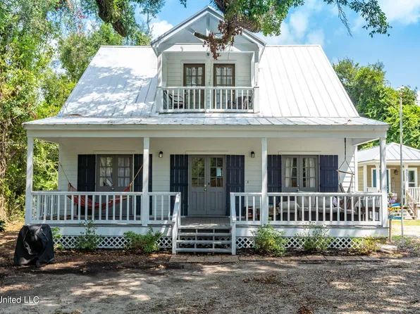 907 E 2nd St, Pass Christian, MS 39571