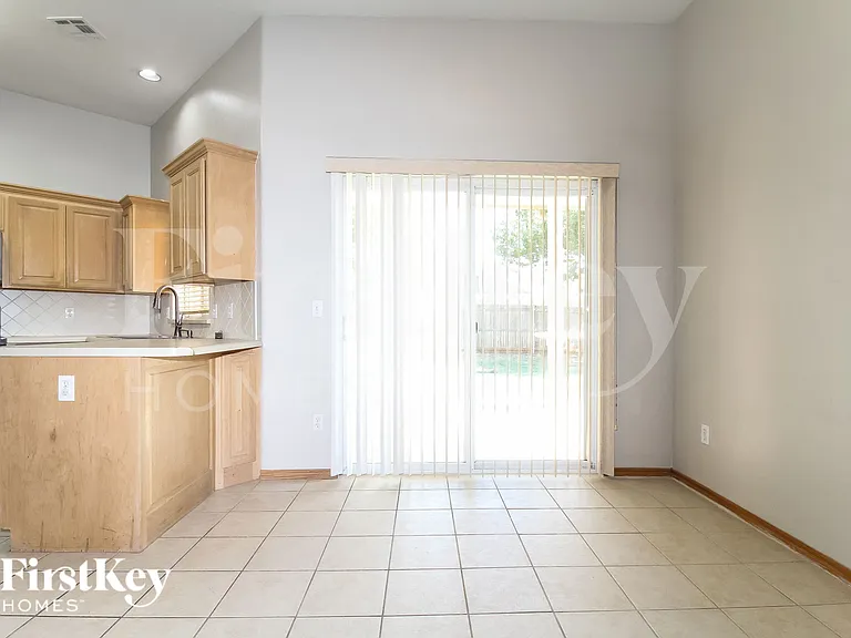 732 Taber Ln — Photo 4