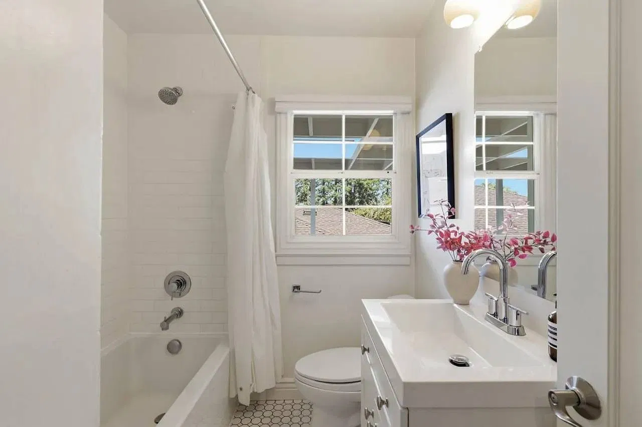3 bed, $3,890 — Photo 3