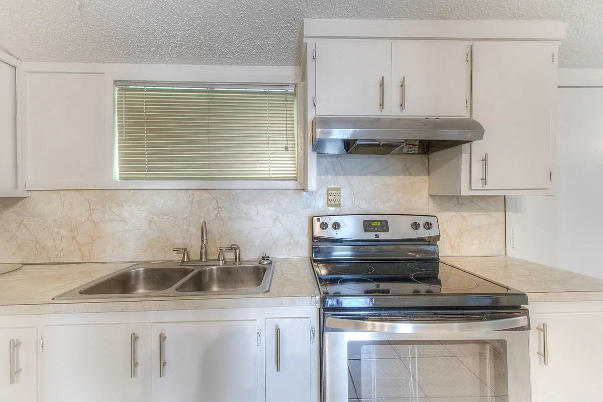 3 bed, 1.5 bath, 1943 sqft, $1,800 — Photo 4