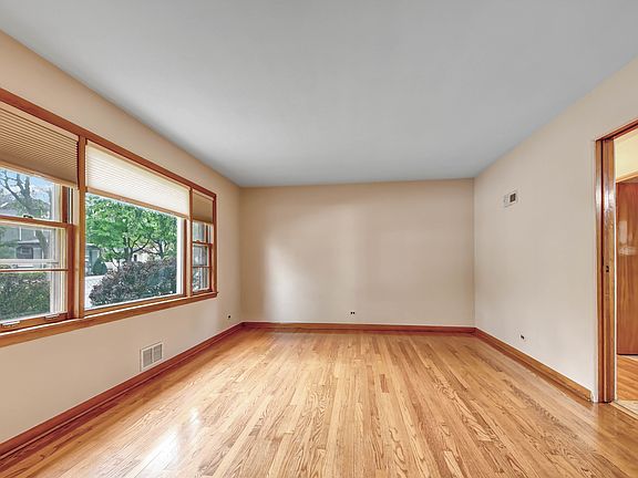 3rd image of 317 E Elm Ave