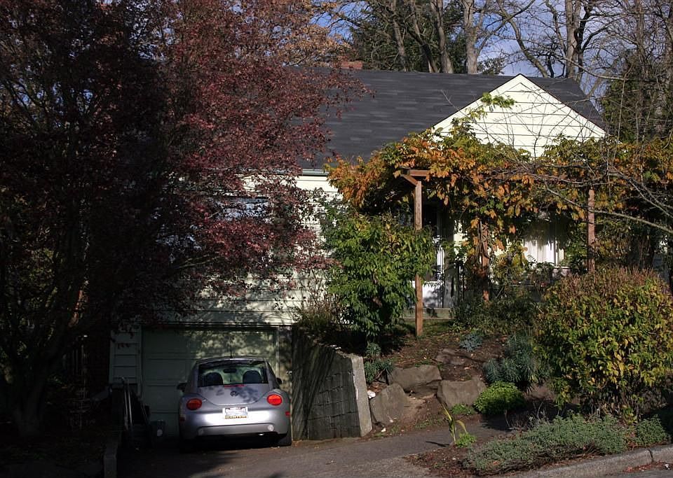 2nd image of 210 NW 40th St