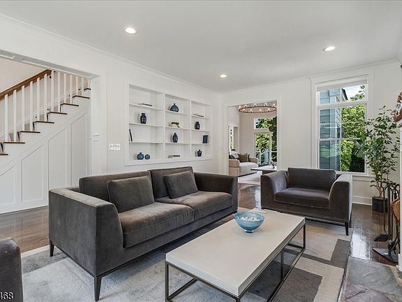 3rd image of 54 Oakridge Rd