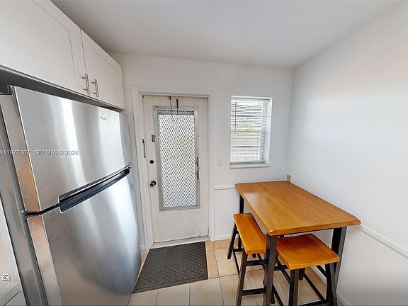 5th image of 619 NE 14th Ave APT 303