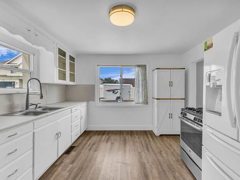 6582 S Jefferson St — Photo 11