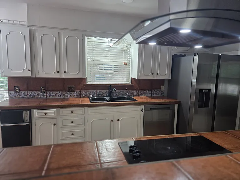 205 W Ash Ln — Photo 2