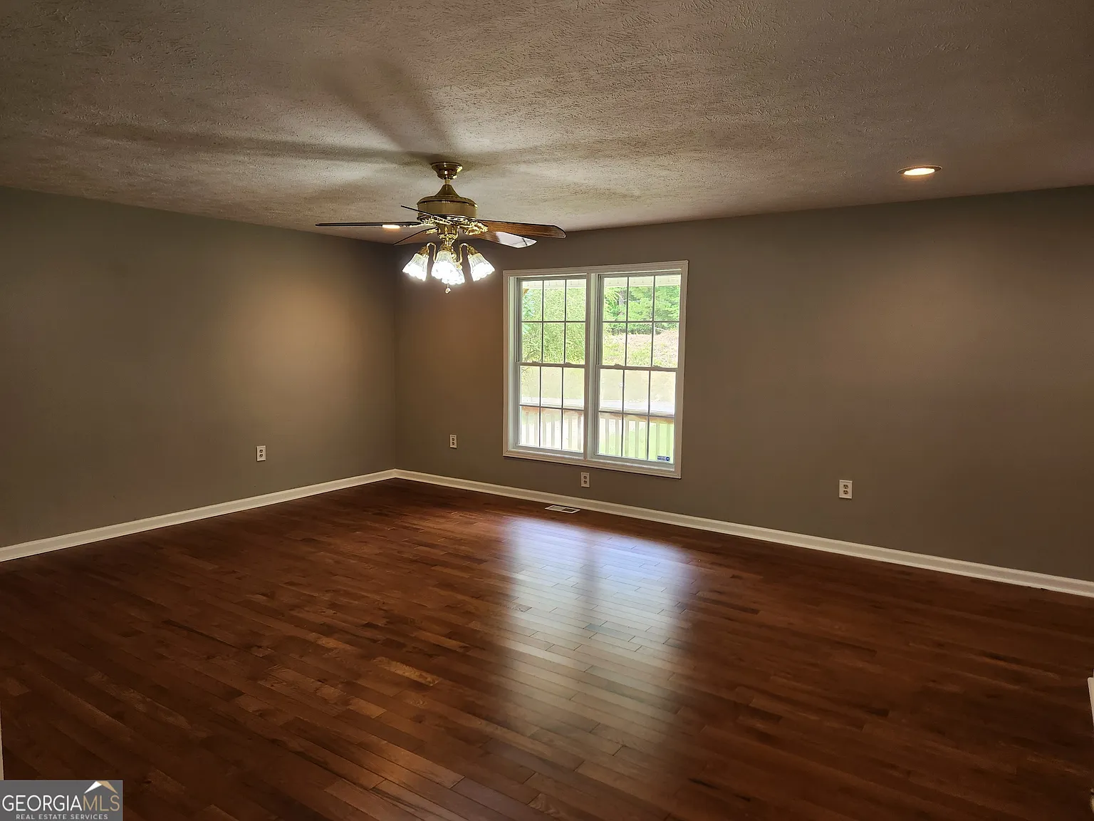 3 bed, 2.0 bath, 1837 sqft, $1,800 — Photo 2