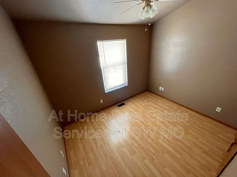 631 W Meadowview Dr #5 — Photo 5