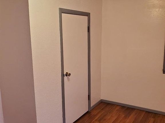 4th image of 946 E Ave E