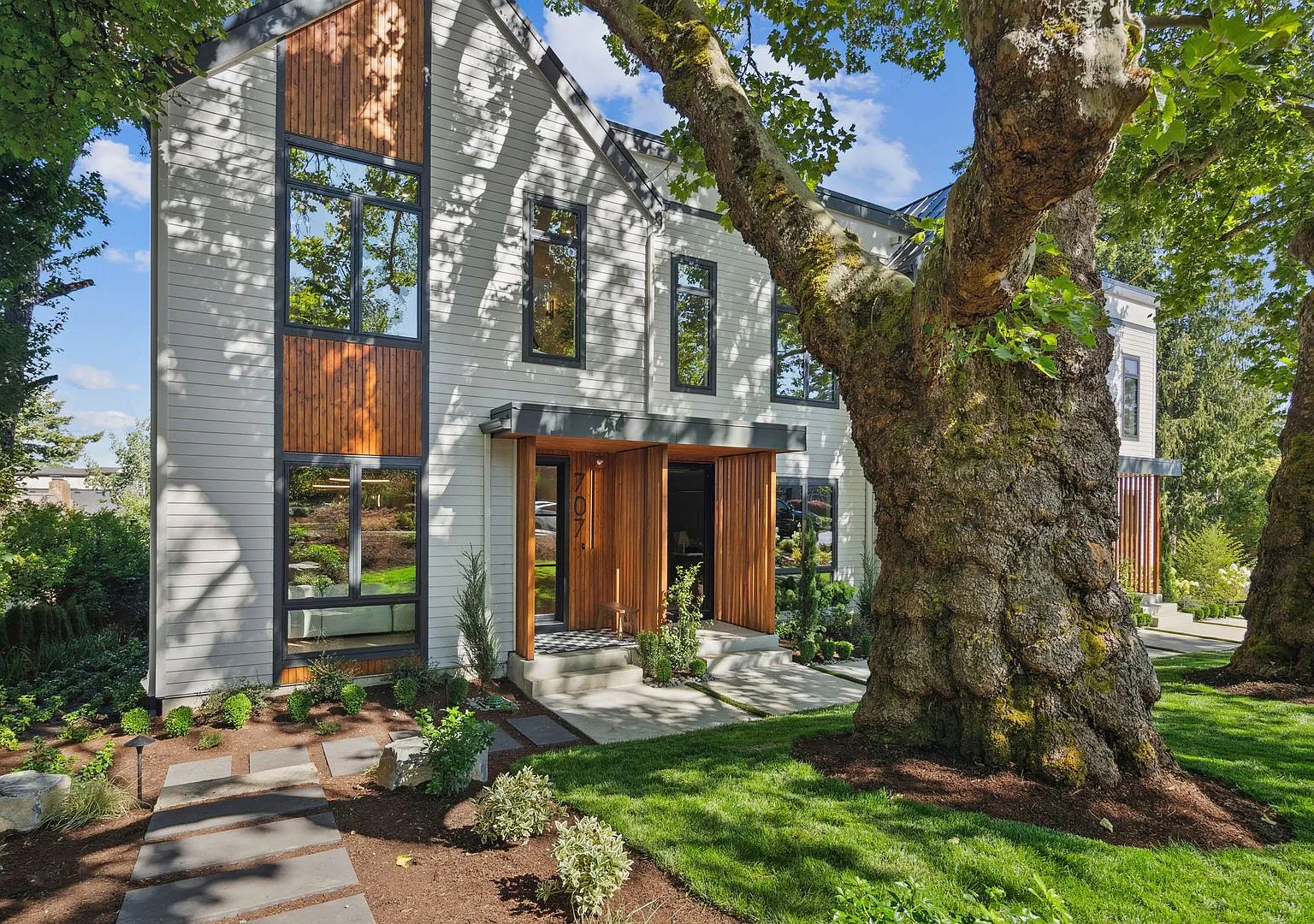 Skyview Townhome: Luxury Living in Lake Oswego's Premier First Addition Neighborhood — Photo 3