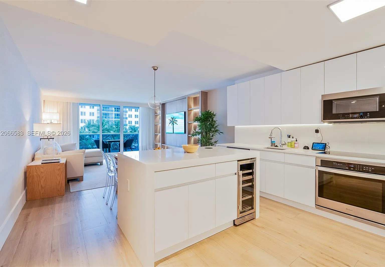 Roney Palace Condo — Photo 3