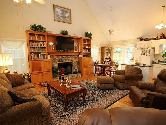 4th image of 836 Riverview Dr