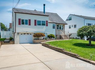 40 Concannon Dr, Fords, NJ 08863