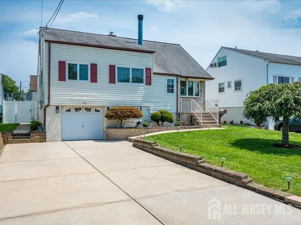 40 Concannon Dr, Fords, NJ 08863