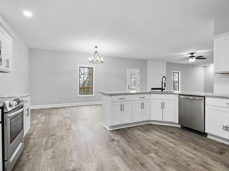 2125 Powell Rd — Photo 12