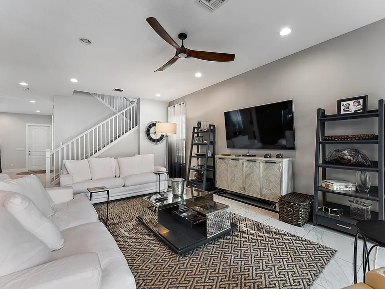 1077 Faulkner Ter — Photo 14