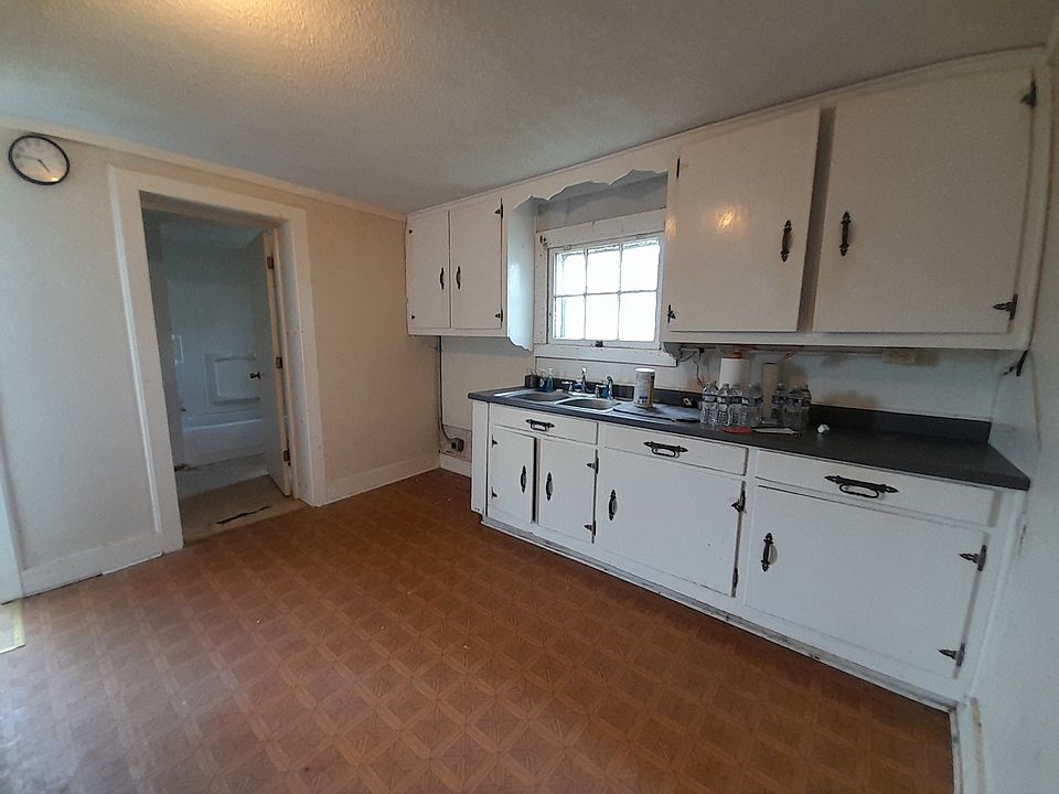 2nd image of 218 E 16th St