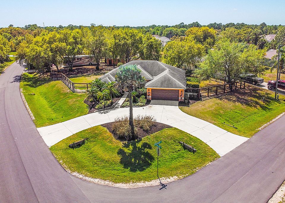 Corner lot.
Circle driveway
