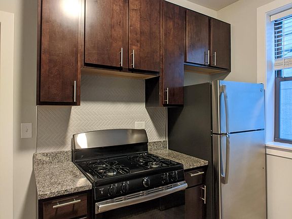 4th image of 812 W Waveland Ave