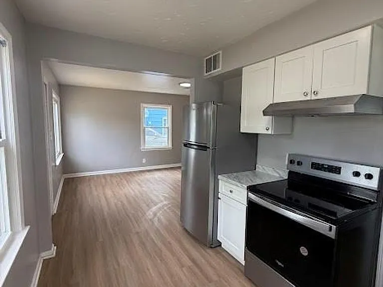 1054 Merton Ave — Photo 5