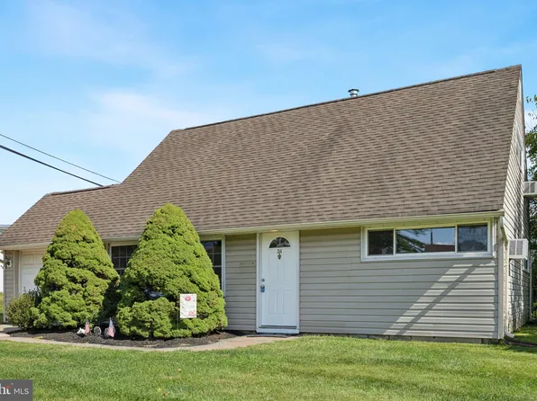 24 Umber Rd, Levittown, PA 19056