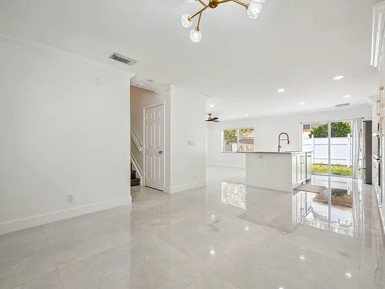3460 Commodore Ct — Photo 6
