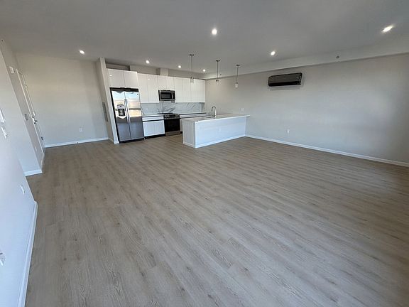 4th image of 31 Gouverneur St #506