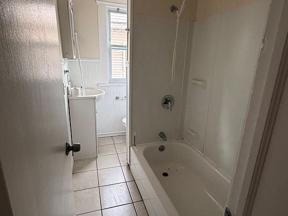 5th image of 301 Beechwood Ave Unit 2