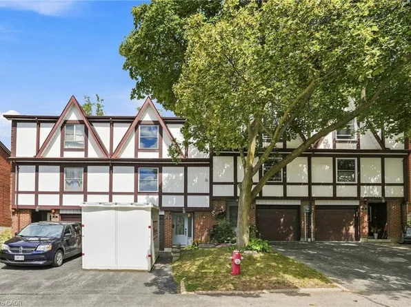 3 Burdock Ln #33, Dundas, ON L9H 6E9