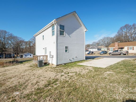 2nd image of 418 N Pear St