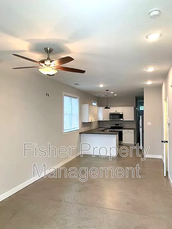 3 bed, 2.5 bath, 1104 sqft, $1,595 — Photo 2