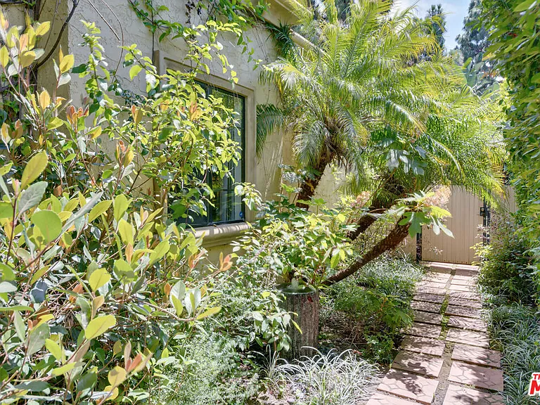 1902 Granville Ave — Photo 3