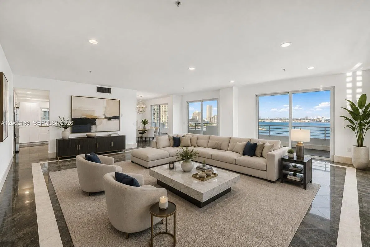 Commodore Bay Condo — Photo 2